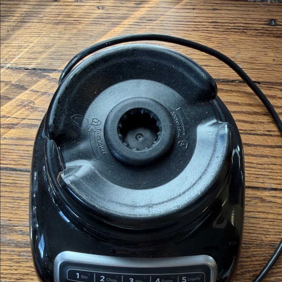 KitchenAid Black 60-oz Contour Silver 630-Watt Pulse Control Blender - Picture 6 of 11